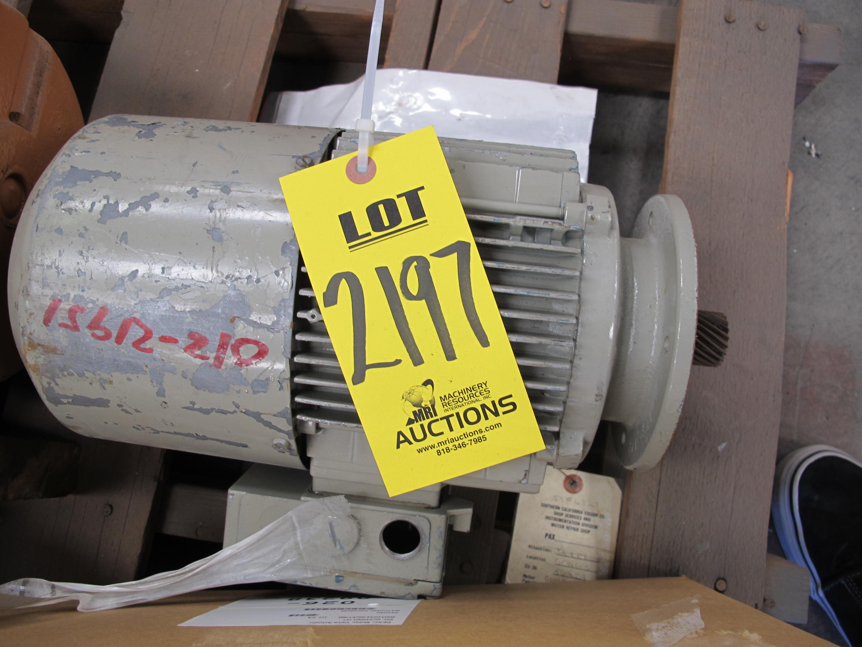 MOTOR, ELECTRIC TYPE, 250/440V ELEC RATING, 3300 RPM, 7.6/4.4 AMPS, GEARED SHAFT. FOR XBI PLATFORM TPS 7/3, PART # S60DT90-L2BHR (W-44) LOADING & HANDLING FEE $15-